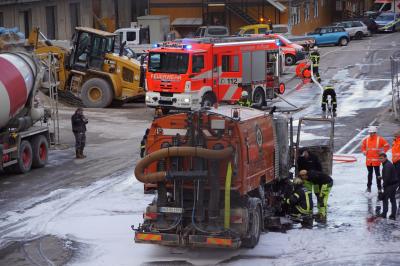 Stuttgart Mitte: Kehrmaschine auf S21 Baugelaende in Brand geraten